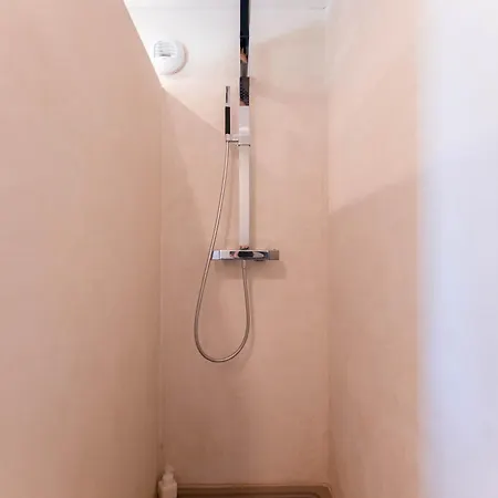 L Apartament *